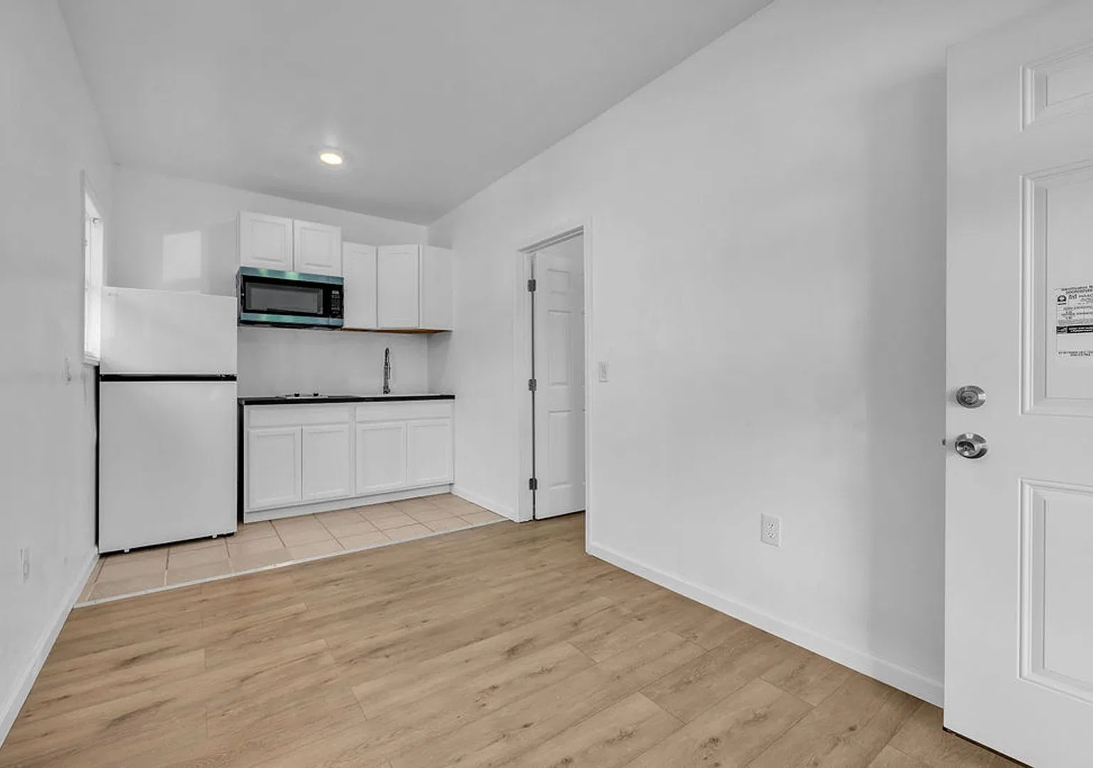 1/BED-1/Full Bath~ Super Mini Cottage With Large Possibilities! — Photo 1