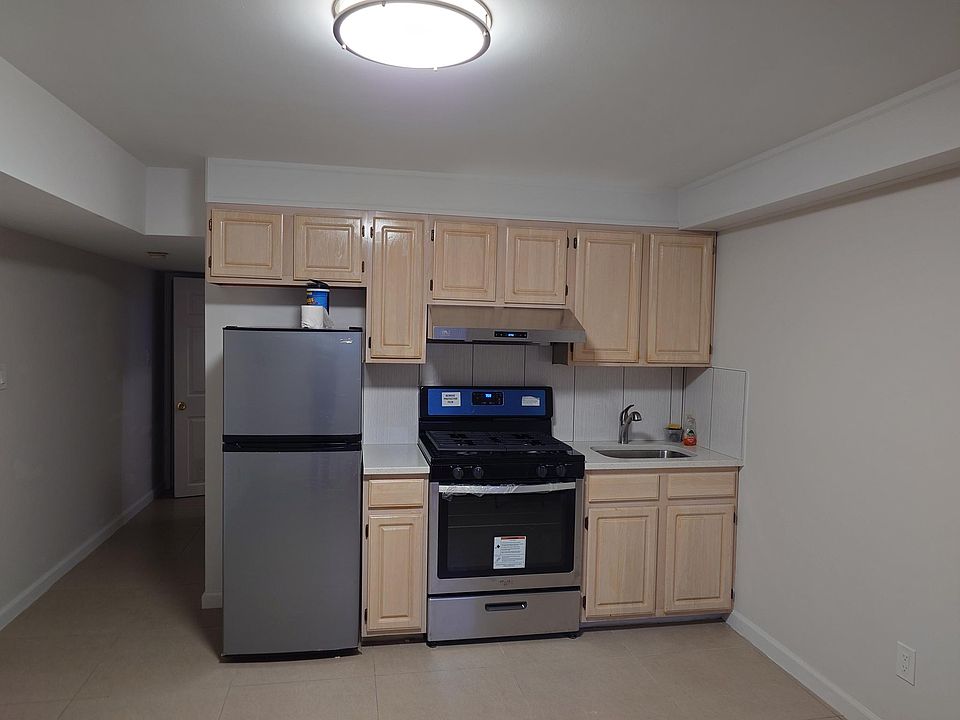 1st image of 40 Pebble Ln Floor 1