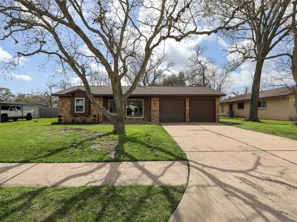 136 Talisman St, Lake Jackson, TX 77566