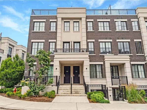 657 Cricklewood Dr #532, Mississauga, ON L5G 0B8