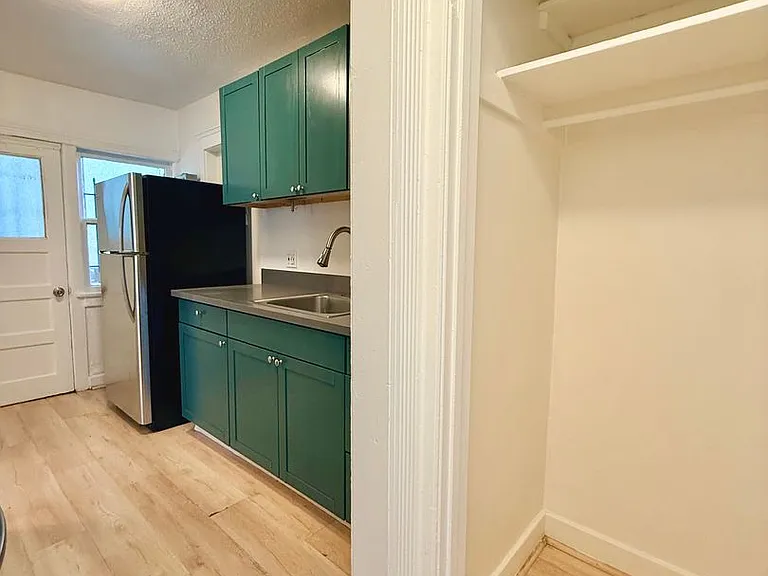 932 S Berendo St — Photo 9