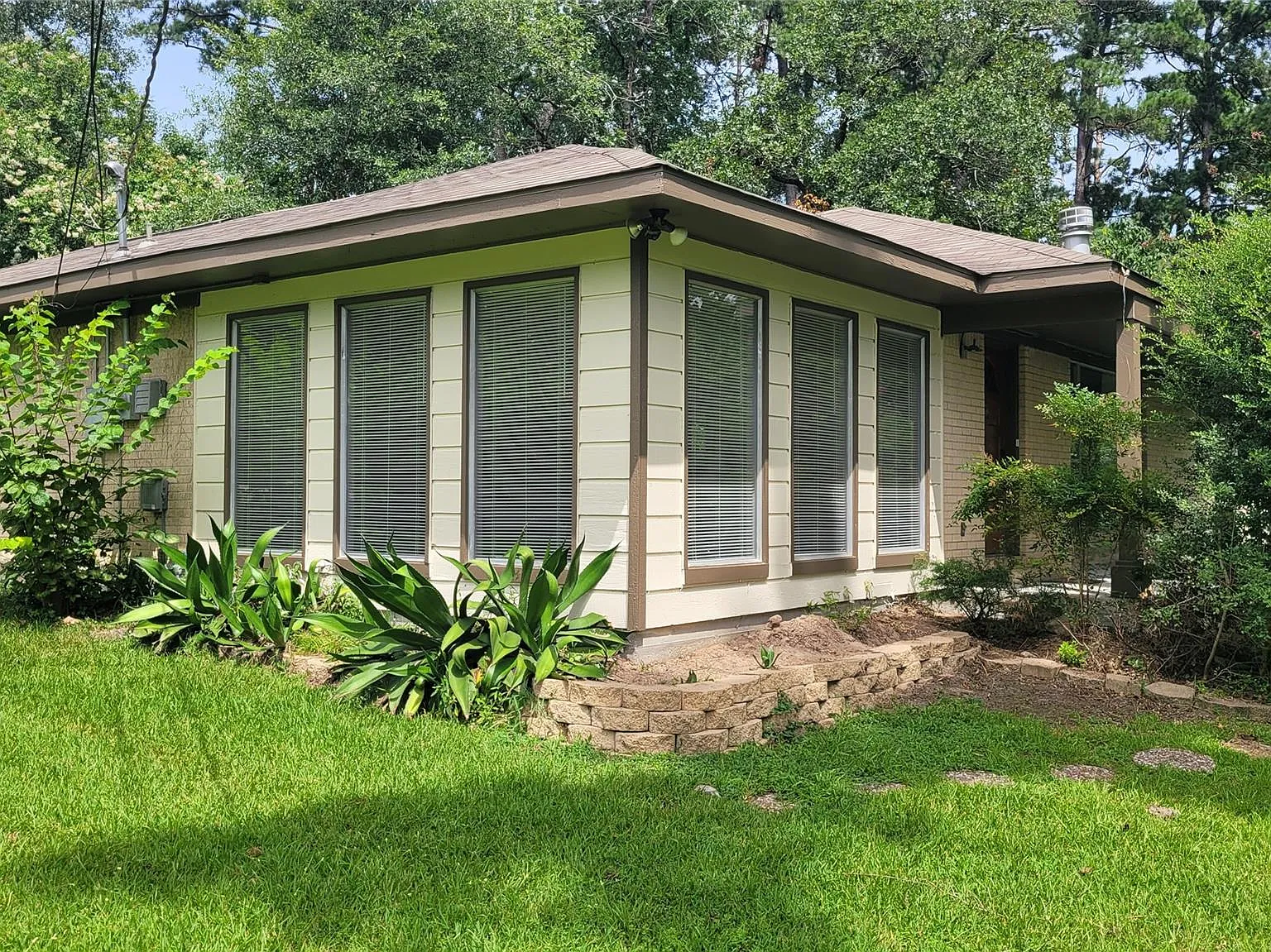 3 bed, 2.0 bath, 1568 sqft, $1,850 — Photo 2