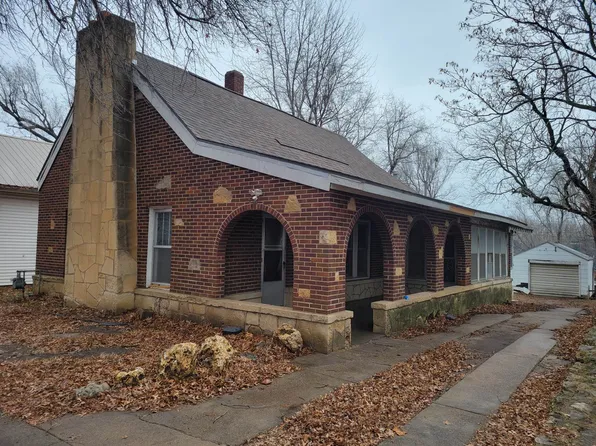 416 S D St, Arkansas City, KS 67005