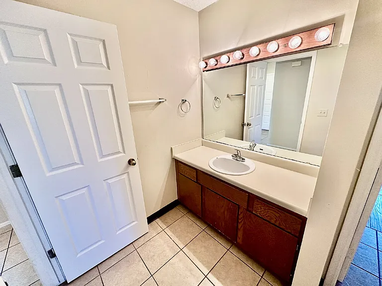 1320 W Linden St — Photo 20