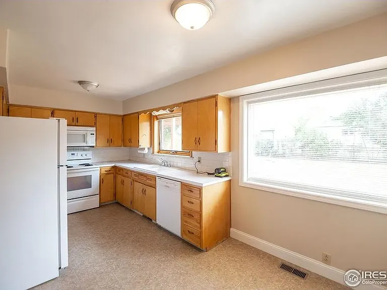 1305 W Myrtle St — Photo 9