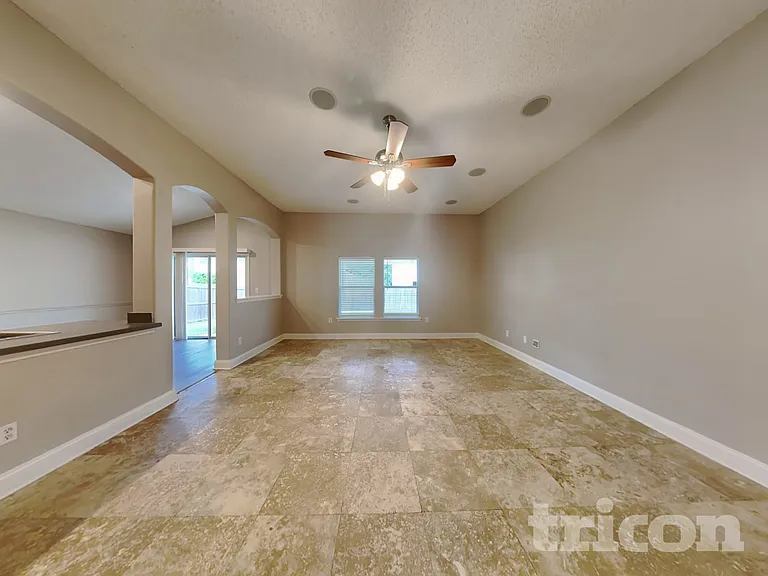 1105 Maple Ln — Photo 2