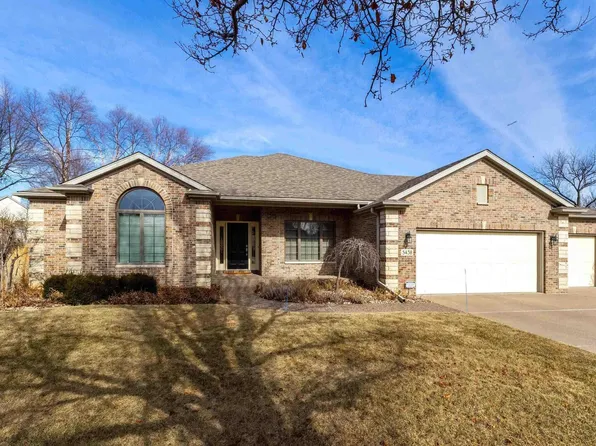 5438 56th Avenue Ct E, Bettendorf, IA 52722