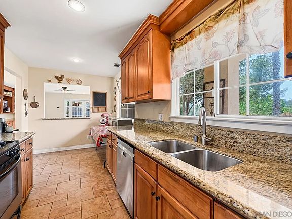 5th image of 2744 Felicita Rd