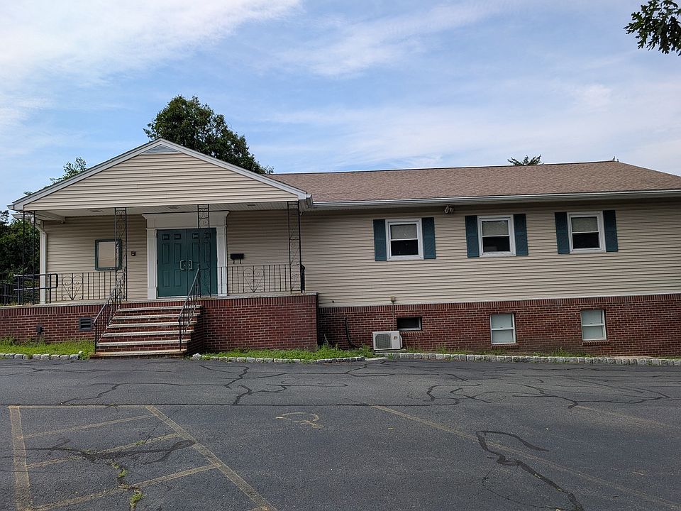 1st image of 136 Winn St