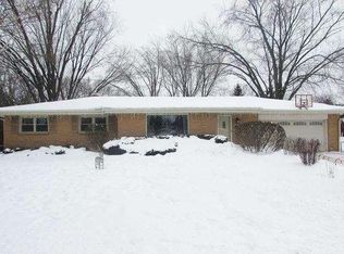 N68W14095 Oakwood Dr, Menomonee Falls, WI 53051