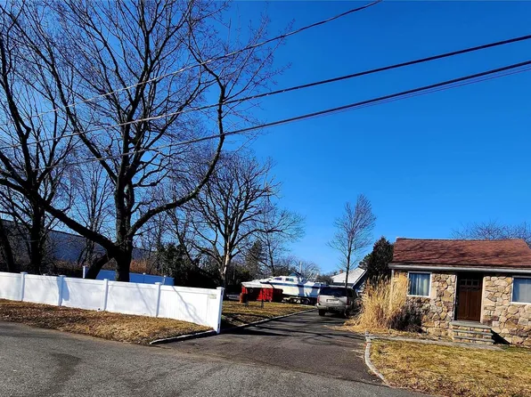 (undisclosed Address), Lindenhurst, NY 11757