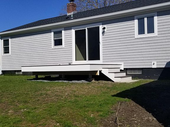 New slider with west facing deck, great sunlight