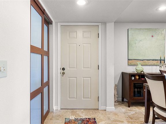 3rd image of 904 E Bay Dr NE #B102