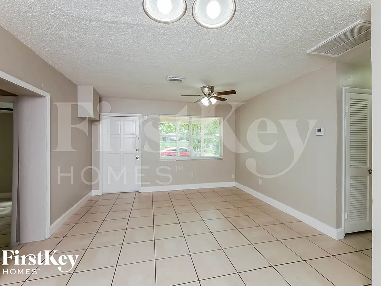 4531 NE 5th Ave — Photo 2