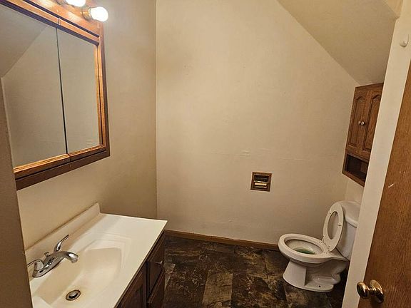 3rd image of 521 1st Ave NW