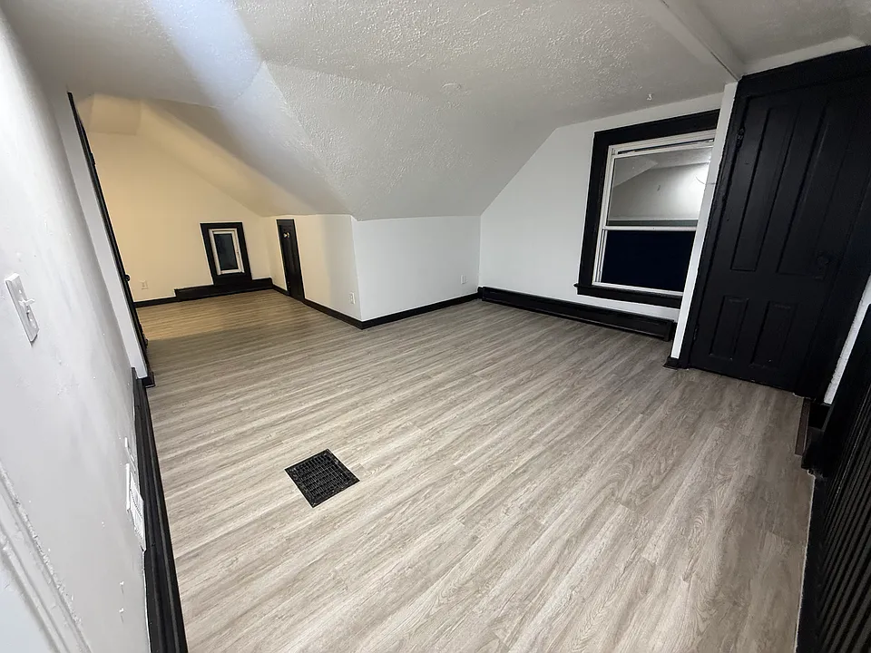 255 Pearl St #4