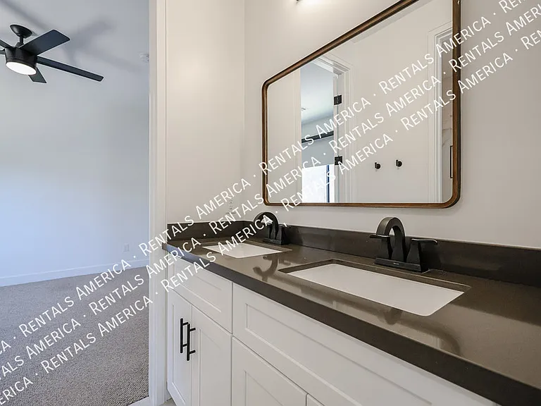 2418 E Amelia Ave — Photo 28
