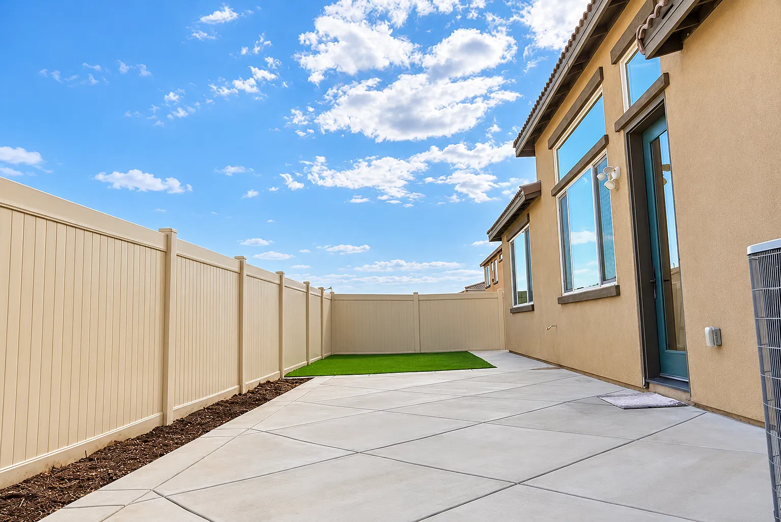 4 bed, 2023 sqft, $3,450 — Photo 3