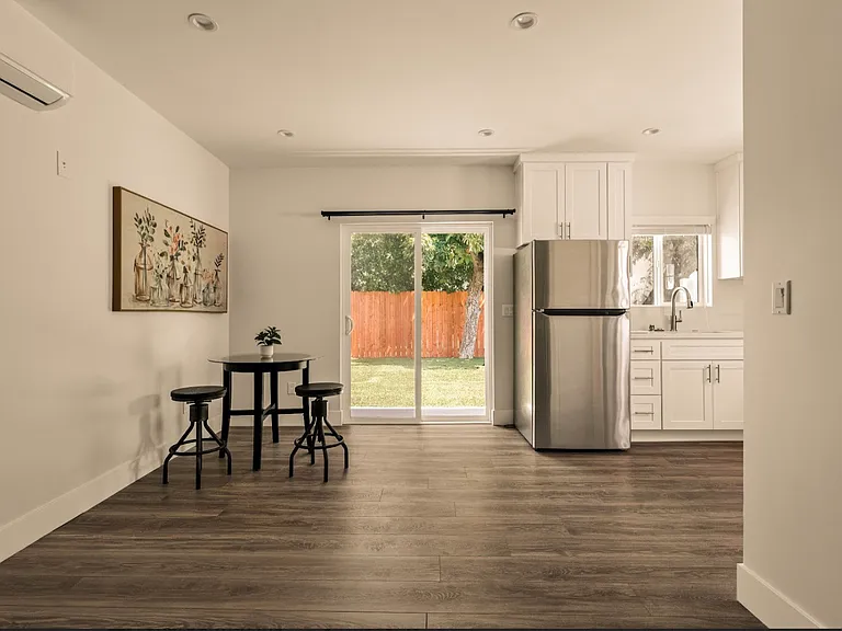 15231 Camarillo St #ADU — Photo 2
