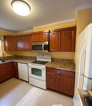 2nd image of 196 SW Crescent St #196