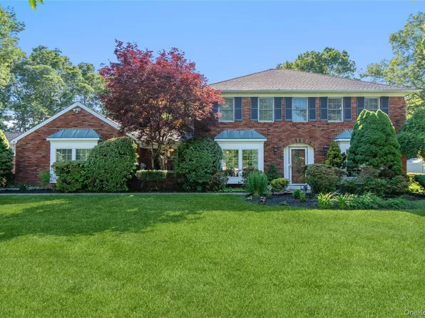 15-17 Park Woods Lane, Kings Park, NY 11754