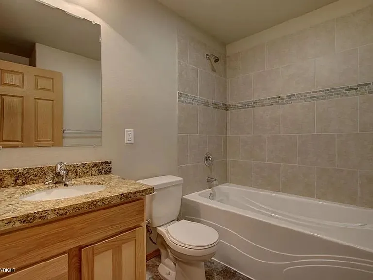 1121 E Dellwood St — Photo 11