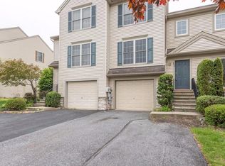 302 Banyan Circle Dr, Lancaster, PA