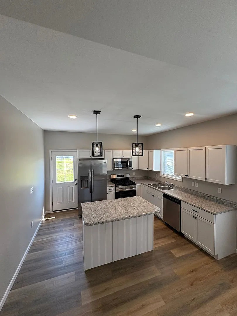 Charming 3-bedroom/2-bathroom single family home in Washington, IL — Photo 2