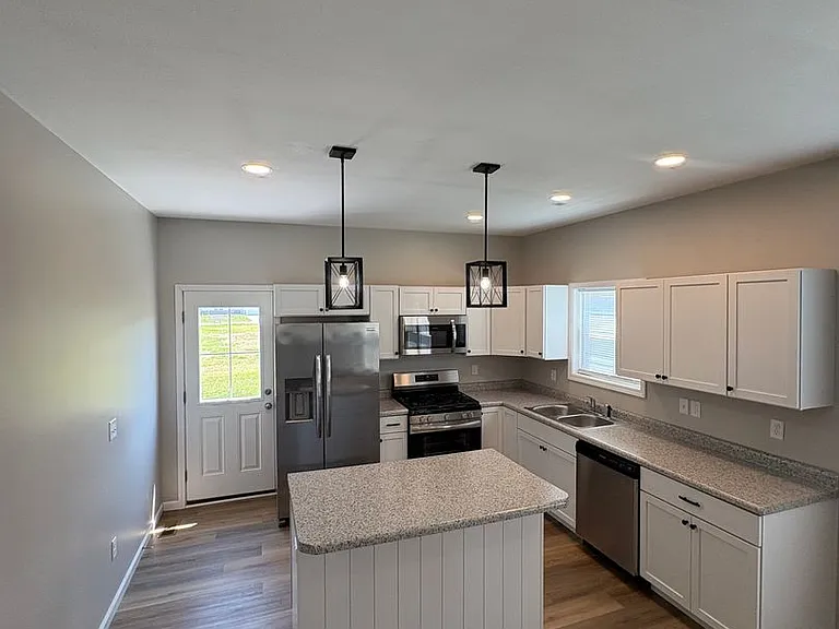 701 Stephanie Ct — Photo 2