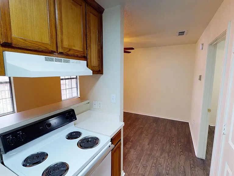 910 Bernard St — Photo 7