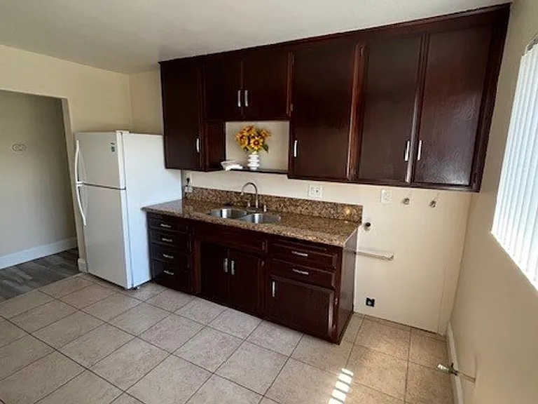 829 & 831 S Oaks Ave — Photo 13
