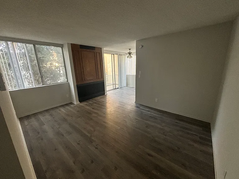 Poinsettia Apartments — Photo 5