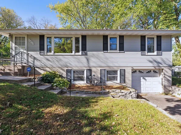 2071 Dale St N, Roseville, MN 55113