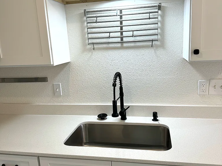 402 Cornell Dr SE — Photo 2