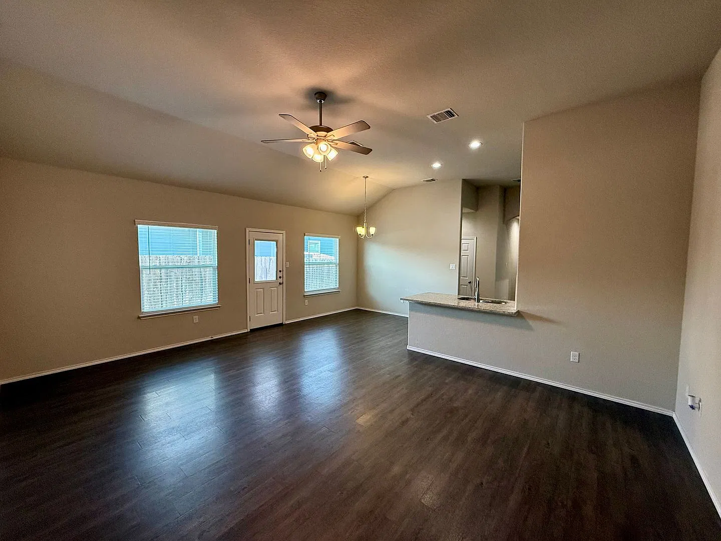 Luxury 3-bedroom, 2-bathroom Duplex in Seguin, TX! — Photo 4