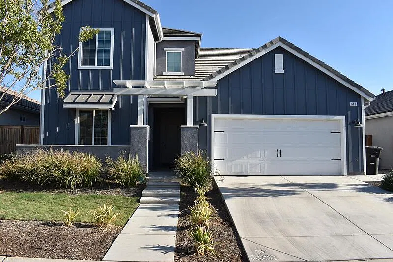 4 bed, 3.0 bath, 2303 sqft, $2,900 — Photo 1