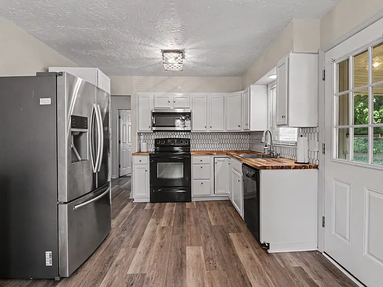 105 Maple Dr — Photo 4