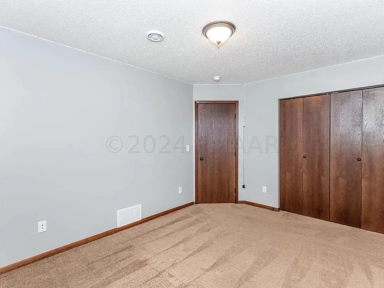617 5th St E — Photo 26