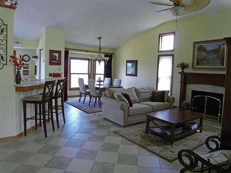 4th image of 61 CAPITOL Place