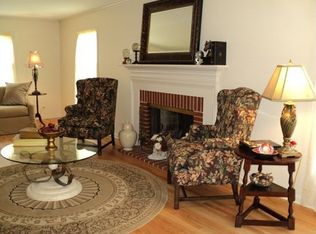 555 Lakeland Dr, Lake Bluff, IL 60044