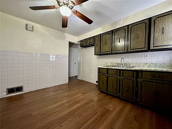 4th image of 1814 Ridge Ave