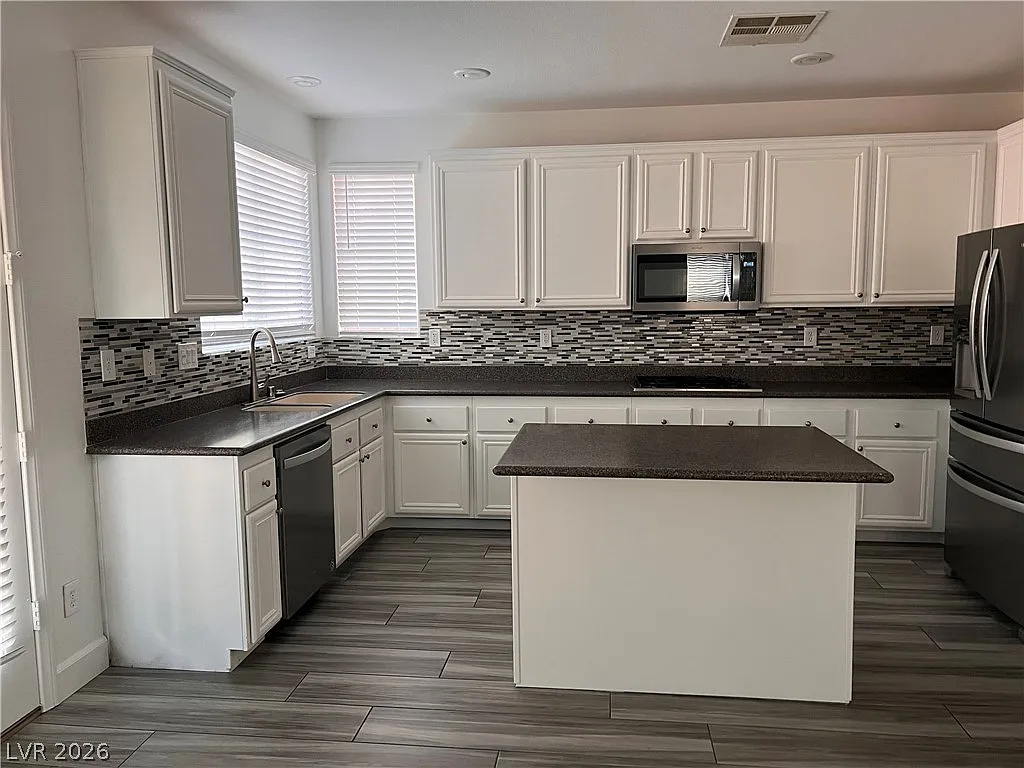 3 bed, 2.0 bath, 1715 sqft, $2,050 — Photo 4