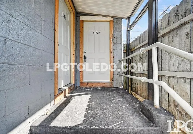1734 Arlington Ave — Photo 3