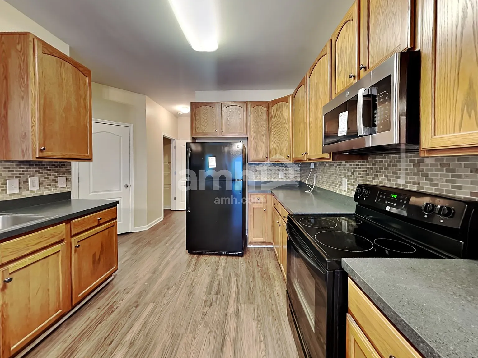 4 bed, 3.0 bath, 2174 sqft, $2,370 — Photo 3