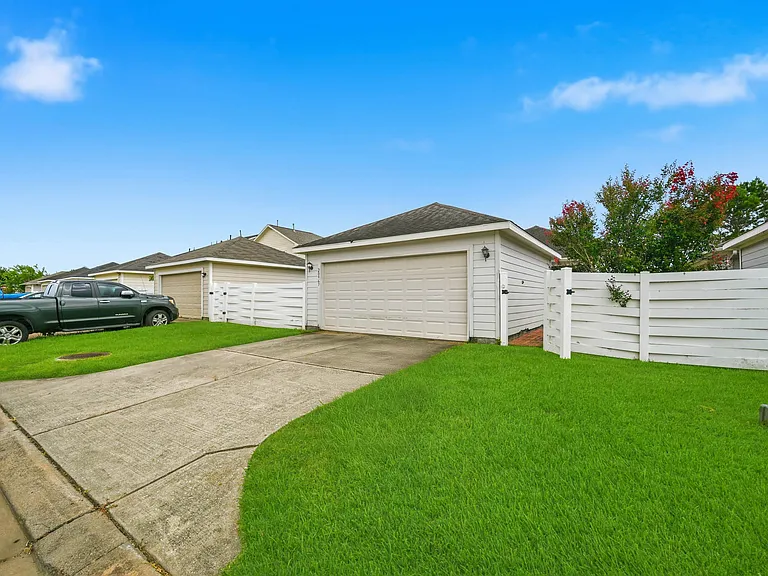 20967 Young Meadows Way — Photo 32