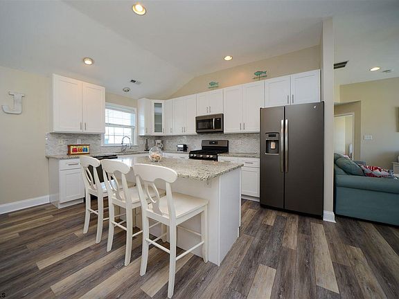 4th image of 463 Asbury Ave #2