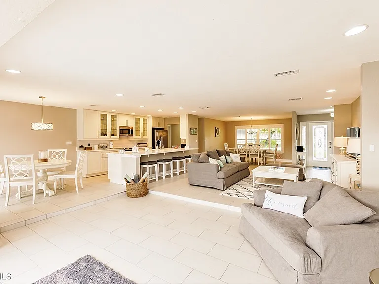 1424 Windsor Ct — Photo 8