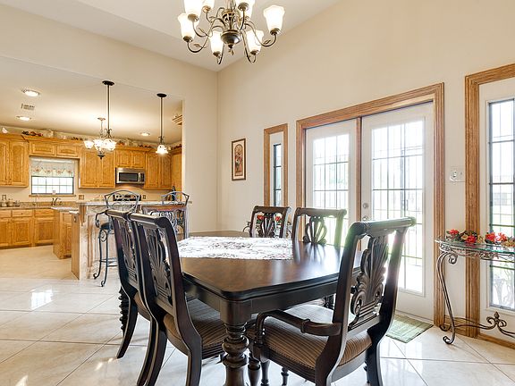 4th image of 712 Sinatra Dr
