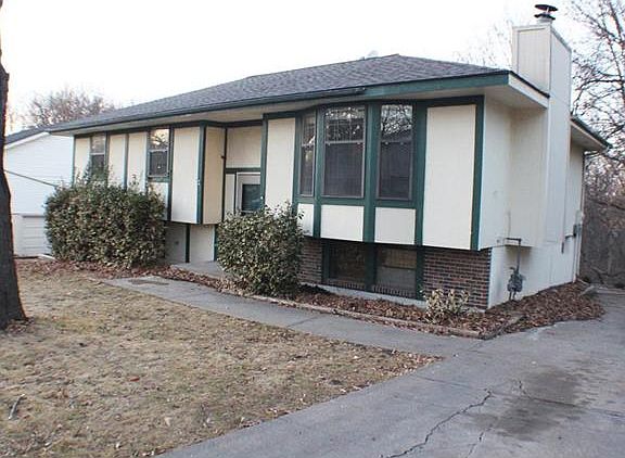 3rd image of 717 SE Redwood Ln