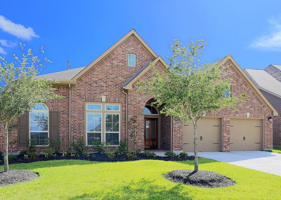13704 MOORING POINT DR. A Beautiful 4 BR, 3 Bath PERRY home offering 2952 sf of open and spacious living. Gourmet island Kitchen, huge master, formals, study/media and huge family room. Carriage style garage doors & lighting too.